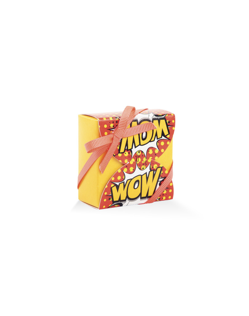 PAP/00700 Wow su fondo giallo
